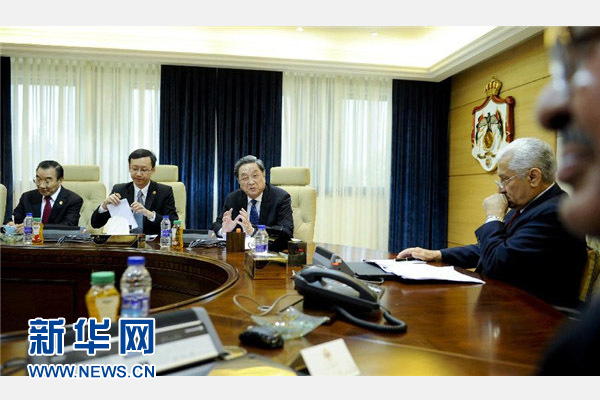 11月9日，正在約旦進行正式友好訪問的全國政協(xié)主席俞正聲在安曼會見約旦首相恩蘇爾。 新華社記者 張鐸 攝 