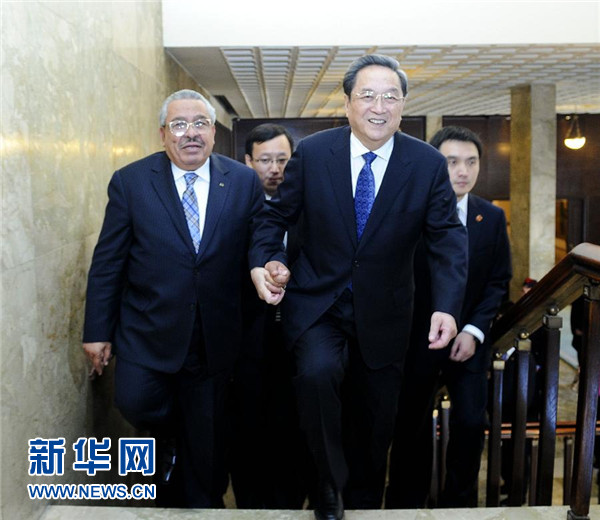 11月9日，正在約旦進行正式友好訪問的全國政協(xié)主席俞正聲在安曼與約旦參議長拉瓦比德進行會談。這是會談前，俞正聲與拉瓦比德攜手步入會場。新華社記者 張鐸 攝 