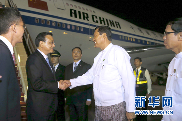 這是李克強(qiáng)在機(jī)場(chǎng)受到緬甸政府高級(jí)官員熱情迎接。新華社記者鞠鵬攝
