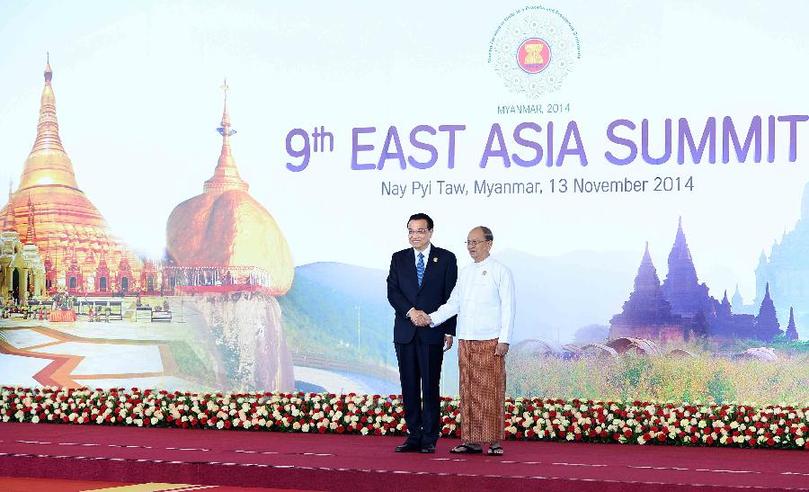 11月13日，中國國務院總理李克強在內(nèi)比都出席第九屆東亞峰會并發(fā)言。這是峰會開始前，東盟輪值主席國緬甸聯(lián)邦共和國總統(tǒng)吳登盛迎接李克強總理。新華社記者 李濤 攝 