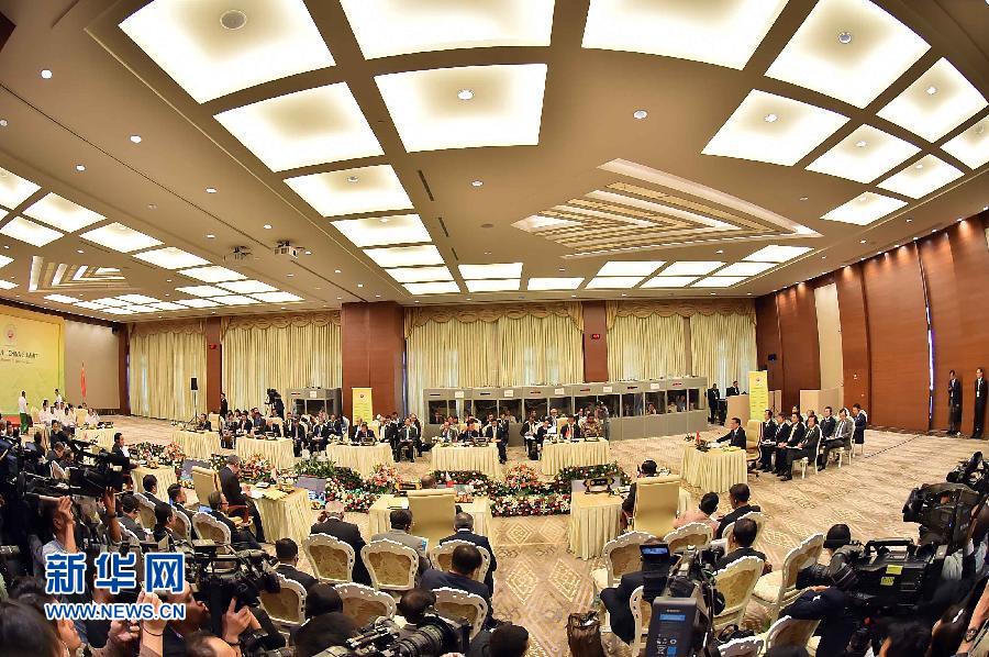 11月13日，中國國務(wù)院總理李克強(qiáng)在緬甸內(nèi)比都出席第17次中國－東盟（10+1）領(lǐng)導(dǎo)人會議。 新華社記者 李濤 攝