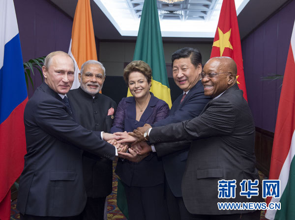 11月15日，金磚國家領導人非正式會晤在澳大利亞布里斯班舉行，中國國家主席習近平、巴西總統(tǒng)羅塞夫、俄羅斯總統(tǒng)普京、印度總理莫迪、南非總統(tǒng)祖馬出席。這是五國領導人在會晤前合影。新華社記者李學仁攝