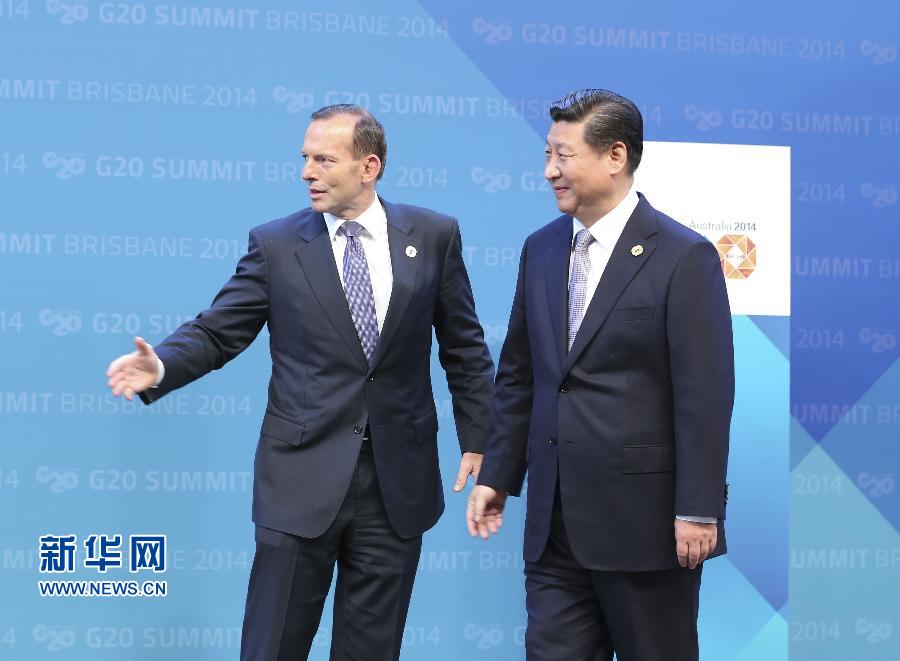 11月15日，二十國(guó)集團(tuán)領(lǐng)導(dǎo)人第九次峰會(huì)在澳大利亞布里斯班舉行。國(guó)家主席習(xí)近平出席會(huì)議并發(fā)表題為《推動(dòng)創(chuàng)新發(fā)展實(shí)現(xiàn)聯(lián)動(dòng)增長(zhǎng)》的重要講話。這是澳大利亞總理阿博特迎接習(xí)近平主席。 新華社記者 丁林 攝