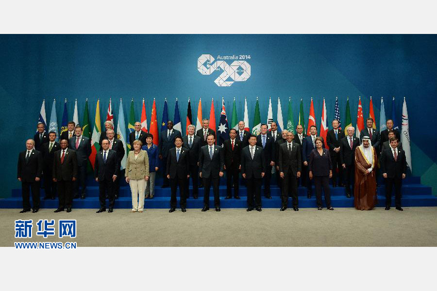 11月15日，二十國(guó)集團(tuán)領(lǐng)導(dǎo)人第九次峰會(huì)在澳大利亞布里斯班舉行。國(guó)家主席習(xí)近平出席會(huì)議并發(fā)表題為《推動(dòng)創(chuàng)新發(fā)展實(shí)現(xiàn)聯(lián)動(dòng)增長(zhǎng)》的重要講話。這是習(xí)近平主席同與會(huì)領(lǐng)導(dǎo)人合影。 新華社記者 馬占成 攝