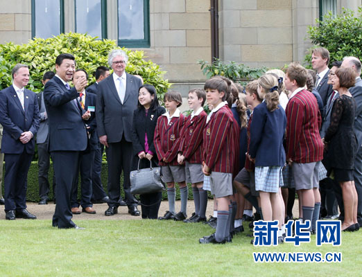 11月18日，國家主席習近平在澳大利亞塔斯馬尼亞州與朗塞斯頓市斯科奇－歐克伯恩小學的小學生共同植樹。新華社記者 姚大偉 攝