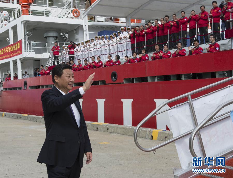 11月18日，正在澳大利亞塔斯馬尼亞州首府霍巴特訪問的中國國家主席習(xí)近平在澳大利亞總理阿博特陪同下參觀南極科考項(xiàng)目并慰問兩國科考人員。這是習(xí)近平在霍巴特港看望正在這里補(bǔ)給的“雪龍”號(hào)全體科考人員。新華社記者李學(xué)仁攝 