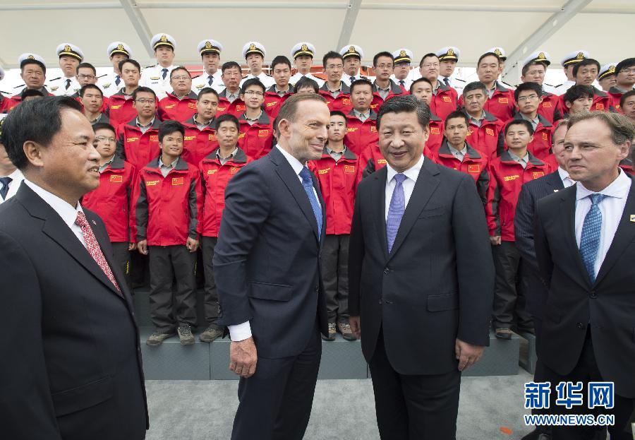 11月18日，正在澳大利亞塔斯馬尼亞州首府霍巴特訪問的中國國家主席習(xí)近平在澳大利亞總理阿博特陪同下參觀南極科考項(xiàng)目并慰問兩國科考人員。新華社記者李學(xué)仁攝 