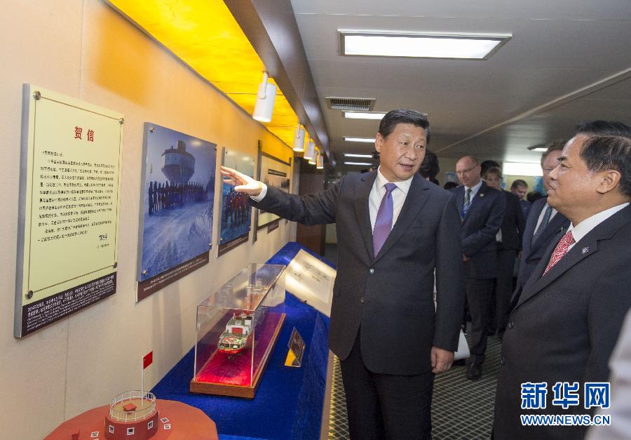 這是習(xí)近平參觀中國極地考察30周年圖片展。新華社記者李學(xué)仁攝 