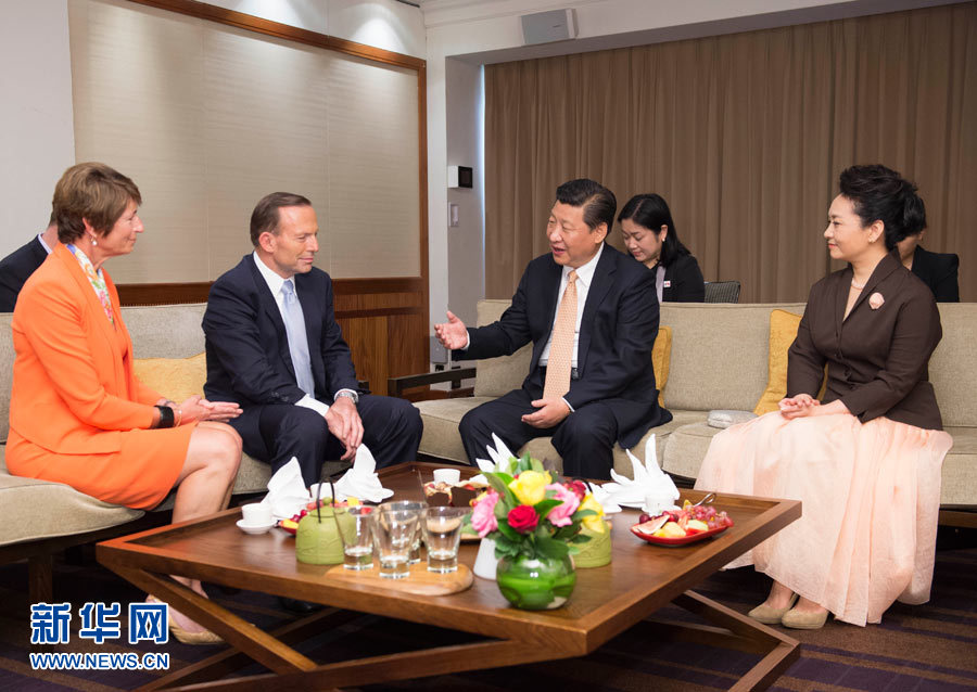 11月19日，國家主席習(xí)近平結(jié)束對澳大利亞的國事訪問。離開悉尼前，澳大利亞總理阿博特夫婦專門到習(xí)近平下榻飯店同習(xí)近平和夫人彭麗媛親切話別。新華社記者 黃敬文 攝