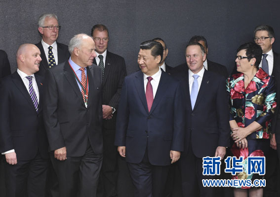 11月21日，中國國家主席習近平在奧克蘭和新西蘭總理約翰·基共同出席中國－新西蘭市長論壇啟動儀式，并在啟動儀式后會見“新中關系促進委員會”主要成員。新華社記者馬占成攝