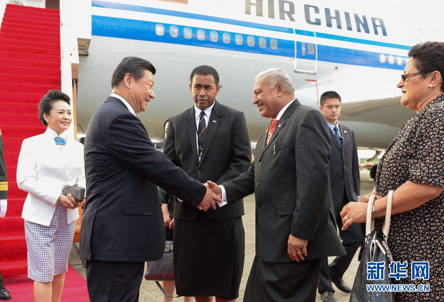 11月21日，國家主席習近平抵達楠迪，開始對斐濟進行國事訪問并將同太平洋建交島國領導人舉行會晤。斐濟總理姆拜尼馬拉馬夫婦在舷梯旁迎接習近平和夫人彭麗媛。新華社記者李學仁攝 