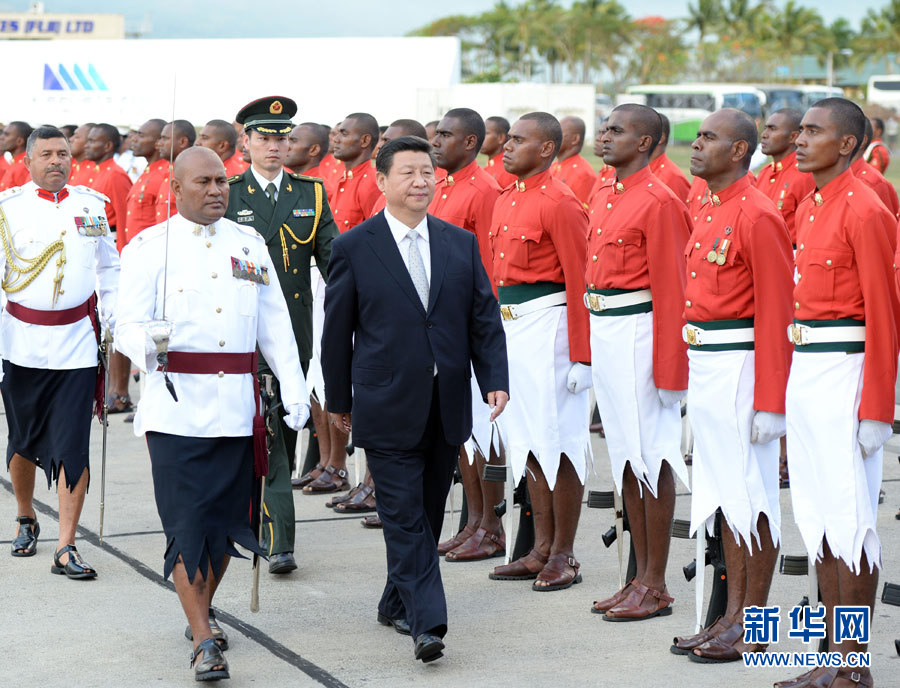11月21日，國家主席習近平抵達楠迪，開始對斐濟進行國事訪問并將同太平洋建交島國領導人舉行會晤。這是習近平主席在機場出席斐濟總理姆拜尼馬拉馬舉行的隆重歡迎儀式。 新華社記者馬占成攝 