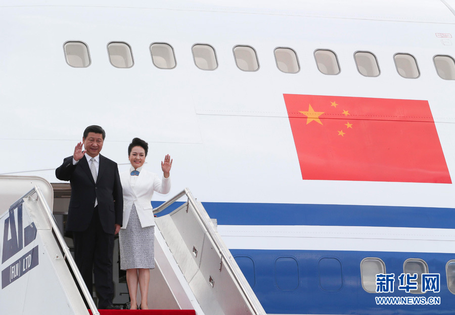 11月21日，國家主席習近平抵達楠迪，開始對斐濟進行國事訪問并將同太平洋建交島國領導人舉行會晤。 這是習近平和夫人彭麗媛步出機艙。新華社記者丁林攝 
