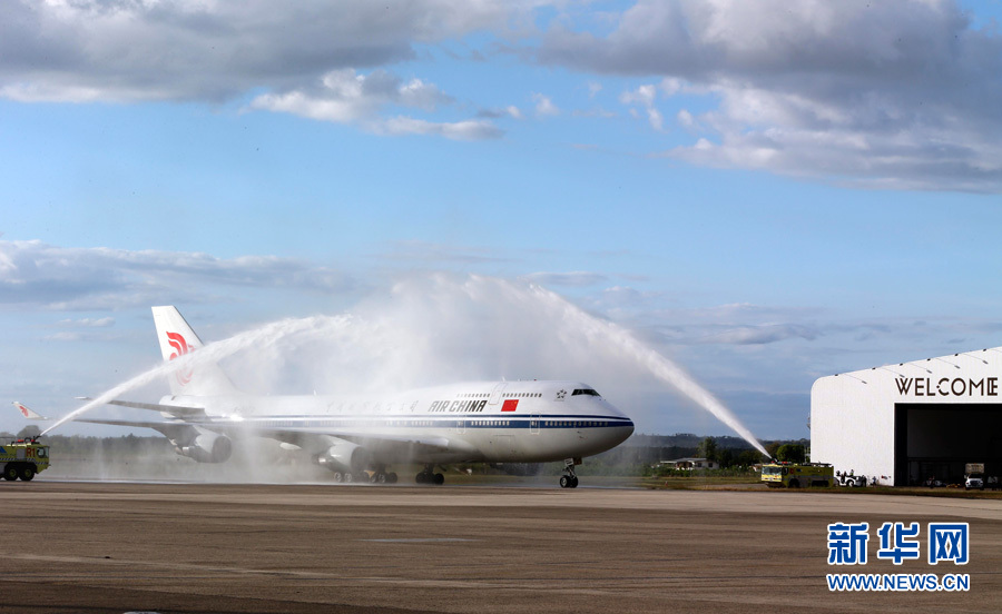  11月21日，國家主席習近平抵達楠迪，開始對斐濟進行國事訪問并將同太平洋建交島國領導人舉行會晤。圖為習近平乘坐的專機在楠迪國際機場跑道上滑行穿過“水門”，這是當?shù)亟o予最尊貴客人的禮遇，表達為客人“洗塵”。 新華社記者丁林攝 