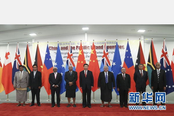 11月22日，國家主席習(xí)近平在楠迪同斐濟(jì)總理姆拜尼馬拉馬、密克羅尼西亞聯(lián)邦總統(tǒng)莫里、薩摩亞總理圖伊拉埃帕、巴布亞新幾內(nèi)亞總理奧尼爾、瓦努阿圖總理納圖曼、庫克群島總理普納、湯加首相圖伊瓦卡諾、紐?？偫硭忍窖髰u國領(lǐng)導(dǎo)人舉行集體會(huì)晤。姚大偉攝