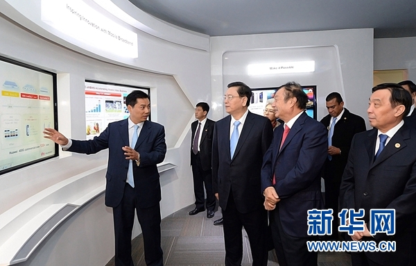 11月26日，正在墨西哥進(jìn)行正式友好訪問(wèn)的全國(guó)人大常委會(huì)委員長(zhǎng)張德江在墨西哥城視察華為公司拉美北地區(qū)部。 新華社記者劉建生攝