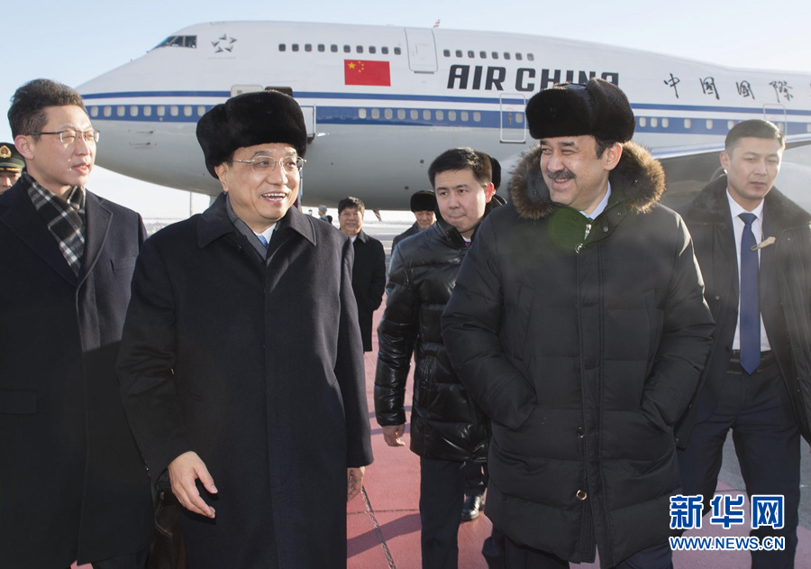  12月14日，應(yīng)哈薩克斯坦共和國總理馬西莫夫邀請，國務(wù)院總理李克強(qiáng)乘專機(jī)抵達(dá)阿斯塔納國際機(jī)場，開始對哈薩克斯坦進(jìn)行正式訪問，舉行中哈總理第二次定期會晤，并出席上海合作組織成員國政府首腦理事會第十三次會議。這是馬西莫夫到機(jī)場迎接李克強(qiáng)。新華社記者 黃敬文 攝 