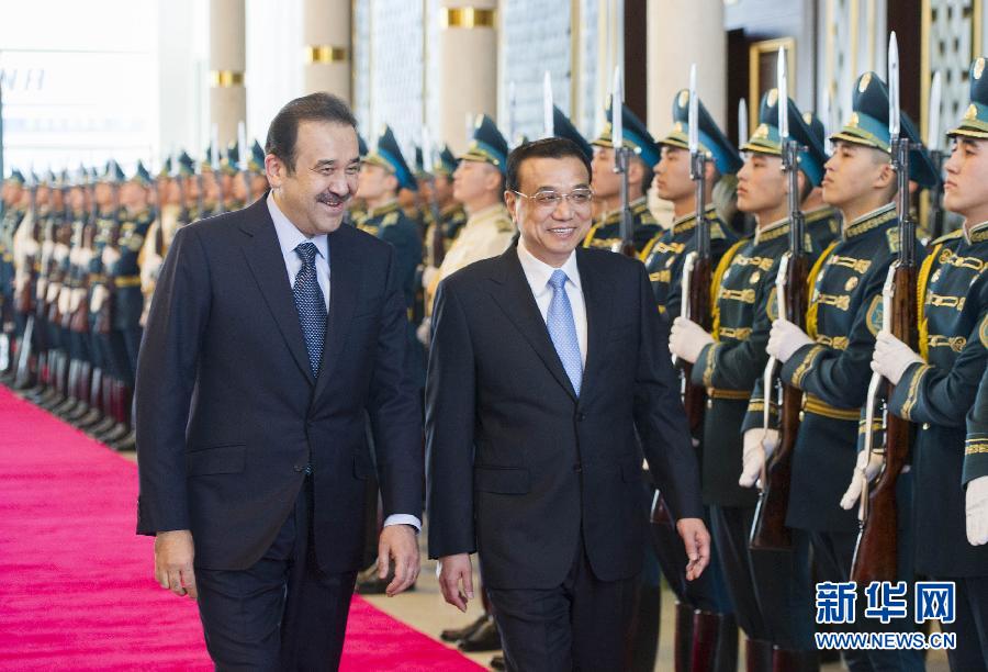 12月14日，應(yīng)哈薩克斯坦共和國總理馬西莫夫邀請，國務(wù)院總理李克強(qiáng)乘專機(jī)抵達(dá)阿斯塔納國際機(jī)場，開始對哈薩克斯坦進(jìn)行正式訪問，舉行中哈總理第二次定期會晤，并出席上海合作組織成員國政府首腦理事會第十三次會議。馬西莫夫到機(jī)場迎接李克強(qiáng)，并舉行隆重的歡迎儀式。新華社記者 黃敬文 攝