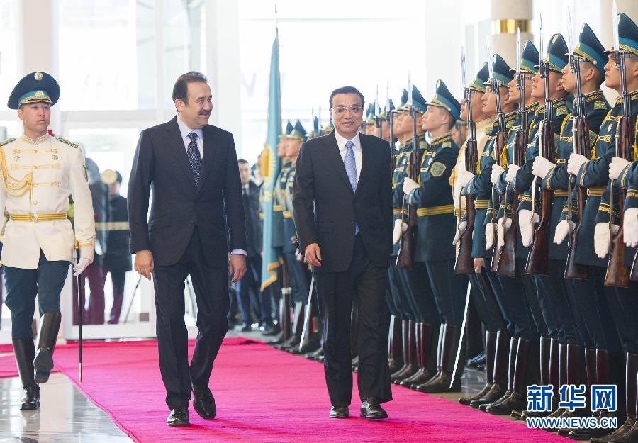 12月14日，應(yīng)哈薩克斯坦共和國總理馬西莫夫邀請，國務(wù)院總理李克強(qiáng)乘專機(jī)抵達(dá)阿斯塔納國際機(jī)場，開始對哈薩克斯坦進(jìn)行正式訪問，舉行中哈總理第二次定期會晤，并出席上海合作組織成員國政府首腦理事會第十三次會議。馬西莫夫到機(jī)場迎接李克強(qiáng)，并舉行隆重的歡迎儀式。新華社記者 黃敬文 攝