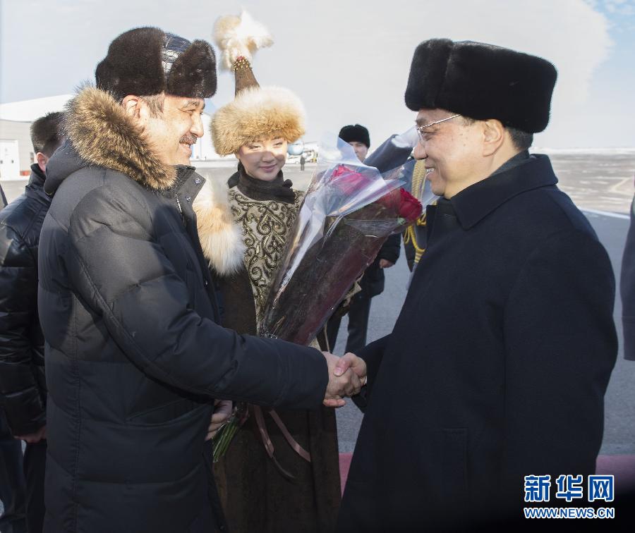 12月14日，應(yīng)哈薩克斯坦共和國總理馬西莫夫邀請，國務(wù)院總理李克強(qiáng)乘專機(jī)抵達(dá)阿斯塔納國際機(jī)場，開始對哈薩克斯坦進(jìn)行正式訪問，舉行中哈總理第二次定期會晤，并出席上海合作組織成員國政府首腦理事會第十三次會議。這是馬西莫夫到機(jī)場迎接李克強(qiáng)。新華社記者 黃敬文 攝