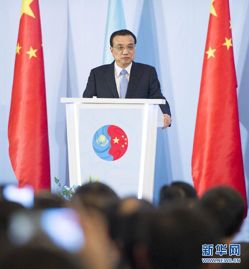  12月14日，國務院總理李克強在阿斯塔納同哈薩克斯坦總理馬西莫夫共同出席中哈企業(yè)家委員會第二次會議。這是李克強總理在會議上致辭。新華社記者 黃敬文 攝 