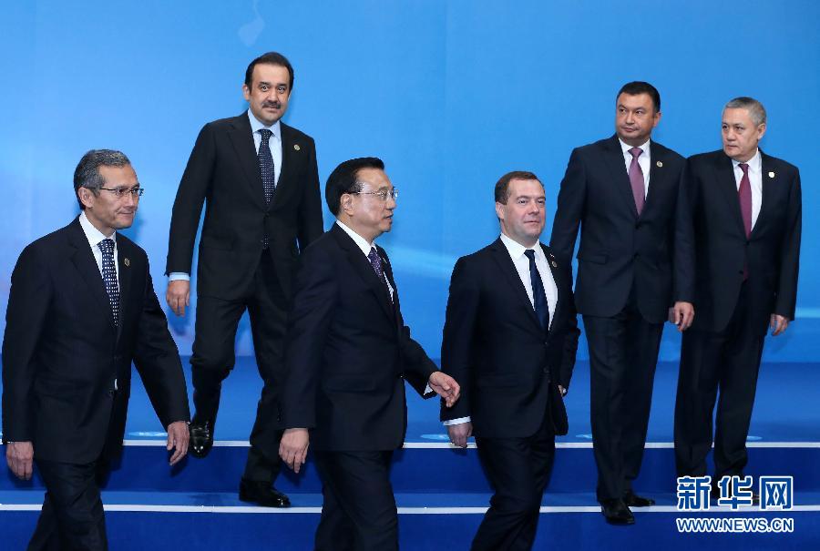 12月15日，中國(guó)國(guó)務(wù)院總理李克強(qiáng)在阿斯塔納出席上海合作組織成員國(guó)政府首腦理事會(huì)第十三次會(huì)議。這是與會(huì)領(lǐng)導(dǎo)人集體合影后走向會(huì)場(chǎng)。新華社記者 龐興雷 攝 