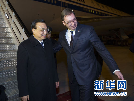 12月15日，國務(wù)院總理李克強抵達(dá)貝爾格萊德，出席中國－中東歐國家領(lǐng)導(dǎo)人會晤并正式訪問塞爾維亞，塞爾維亞總理武契奇到機場迎接。新華社記者 黃敬文 攝