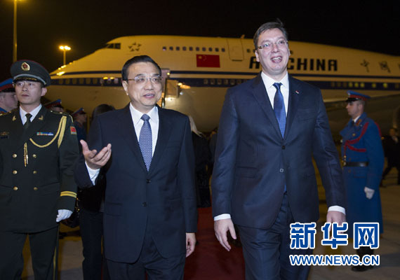 12月15日，國務(wù)院總理李克強抵達(dá)貝爾格萊德，出席中國－中東歐國家領(lǐng)導(dǎo)人會晤并正式訪問塞爾維亞，塞爾維亞總理武契奇到機場迎接。新華社記者 黃敬文 攝