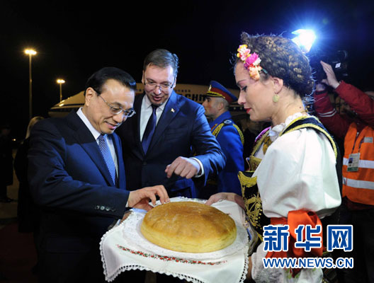 12月15日，國務(wù)院總理李克強抵達(dá)貝爾格萊德，出席中國－中東歐國家領(lǐng)導(dǎo)人會晤并正式訪問塞爾維亞，塞爾維亞總理武契奇到機場迎接。新華社記者 饒愛民 攝