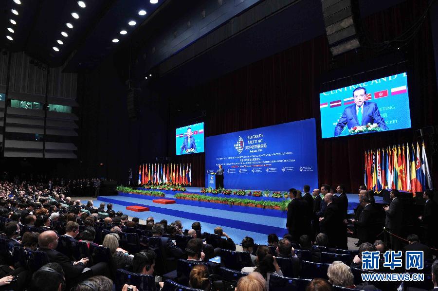 12月16日，國(guó)務(wù)院總理李克強(qiáng)在貝爾格萊德與中東歐國(guó)家領(lǐng)導(dǎo)人共同出席中國(guó)－中東歐國(guó)家第四屆經(jīng)貿(mào)論壇開(kāi)幕式并致辭。 新華社記者 饒愛(ài)民攝 