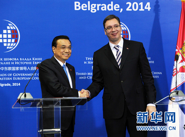 12月16日，國務(wù)院總理李克強(qiáng)在貝爾格萊德出席第三次中國-中東歐國家領(lǐng)導(dǎo)人會(huì)晤后，與塞爾維亞總理武契奇共同會(huì)見記者。 新華社記者饒愛民 攝