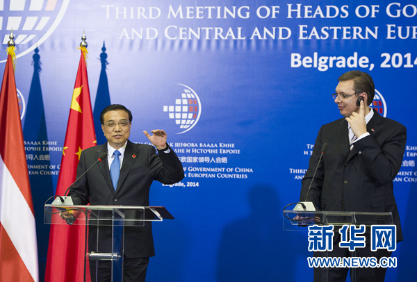 12月16日，國務(wù)院總理李克強(qiáng)在貝爾格萊德出席第三次中國-中東歐國家領(lǐng)導(dǎo)人會(huì)晤后，與塞爾維亞總理武契奇共同會(huì)見記者。 新華社記者黃敬文 攝