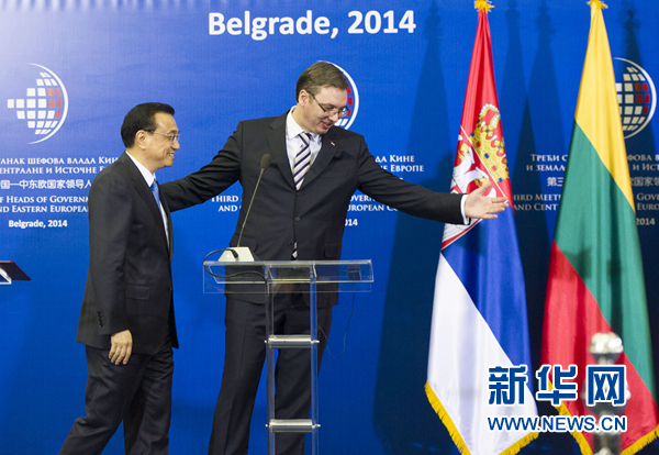 12月16日，國務(wù)院總理李克強(qiáng)在貝爾格萊德出席第三次中國-中東歐國家領(lǐng)導(dǎo)人會(huì)晤后，與塞爾維亞總理武契奇共同會(huì)見記者。 新華社記者黃敬文 攝