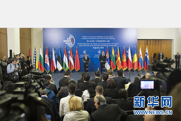 12月16日，國務(wù)院總理李克強(qiáng)在貝爾格萊德出席第三次中國-中東歐國家領(lǐng)導(dǎo)人會(huì)晤后，與塞爾維亞總理武契奇共同會(huì)見記者。 新華社記者黃敬文 攝