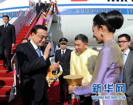 12月19日，中國國務(wù)院總理李克強(qiáng)抵達(dá)曼谷，出席大湄公河次區(qū)域經(jīng)濟(jì)合作領(lǐng)導(dǎo)人第五次會(huì)議。新華社記者饒愛民攝