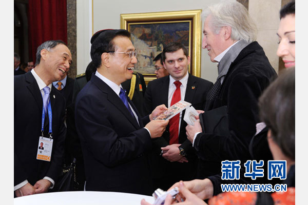 12月18日，中國國務(wù)院總理李克強在貝爾格萊德市政廳接受“貝爾格萊德榮譽市民”證書，塞爾維亞總理武契奇陪同出席。隨后，李克強同塞各界知名人士親切會見并互動交流。這是李克強同電影《瓦爾特保衛(wèi)薩拉熱窩》的演員薩馬爾季奇親切交談。新華社記者 饒愛民 攝