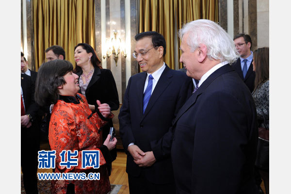 12月18日，中國國務(wù)院總理李克強在貝爾格萊德市政廳接受“貝爾格萊德榮譽市民”證書，塞爾維亞總理武契奇陪同出席。隨后，李克強同塞各界知名人士親切會見并互動交流。這是李克強同漢學(xué)家波普—采尼奇夫婦親切交談。新華社記者 饒愛民 攝