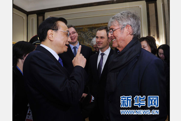 12月18日，中國國務(wù)院總理李克強在貝爾格萊德市政廳接受“貝爾格萊德榮譽市民”證書，塞爾維亞總理武契奇陪同出席。隨后，李克強同塞各界知名人士親切會見并互動交流。這是李克強同著名足球教練米盧蒂諾維奇親切交談。新華社記者 饒愛民 攝