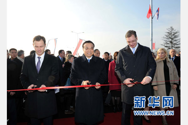 12月18日，中國國務(wù)院總理李克強(qiáng)在貝爾格萊德同塞爾維亞總理武契奇共同出席貝爾格萊德跨多瑙河大橋竣工儀式。這是李克強(qiáng)與武契奇為新建成的大橋剪彩。新華社記者 饒愛民 攝