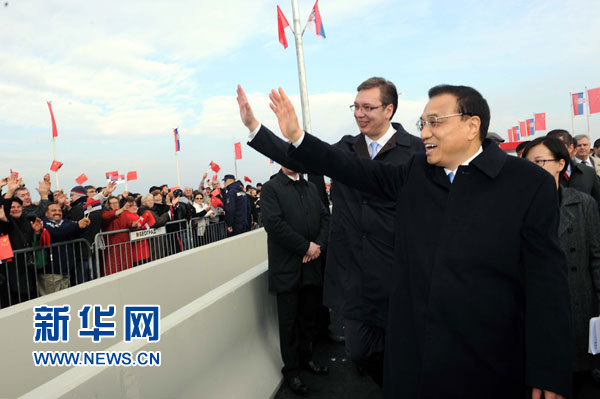 12月18日，中國國務(wù)院總理李克強(qiáng)在貝爾格萊德同塞爾維亞總理武契奇共同出席貝爾格萊德跨多瑙河大橋竣工儀式。這是李克強(qiáng)與武契奇在儀式現(xiàn)場向塞爾維亞群眾揮手致意。新華社記者 饒愛民 攝