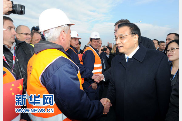 12月18日，中國國務(wù)院總理李克強(qiáng)在貝爾格萊德同塞爾維亞總理武契奇共同出席貝爾格萊德跨多瑙河大橋竣工儀式。這是李克強(qiáng)同大橋建設(shè)者親切交流。新華社記者 饒愛民 攝