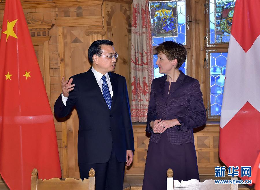 1月21日，國務院總理李克強在達沃斯同瑞士聯(lián)邦主席索馬魯加舉行會談。這是會談結(jié)束后，李克強與索馬魯加共同出席雙邊金融、食品、藥品、科研、人員往來等領(lǐng)域合作文件簽字儀式。新華社記者 李濤 攝