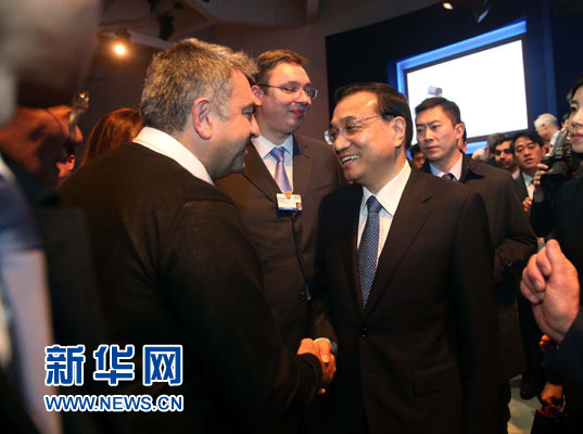 1月21日，中國(guó)國(guó)務(wù)院總理李克強(qiáng)在瑞士達(dá)沃斯舉行的世界經(jīng)濟(jì)論壇全會(huì)發(fā)表特別致辭并回答提問。這是李克強(qiáng)在致辭后同與會(huì)嘉賓親切交談。新華社記者 劉衛(wèi)兵 攝