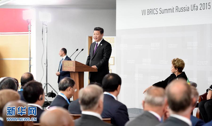 7月9日，金磚國家領導人同金磚國家工商理事會代表對話會在俄羅斯烏法舉行。中國國家主席習近平、俄羅斯總統(tǒng)普京、巴西總統(tǒng)羅塞夫、印度總理莫迪、南非總統(tǒng)祖馬等共同出席。新華社記者 張鐸 攝 