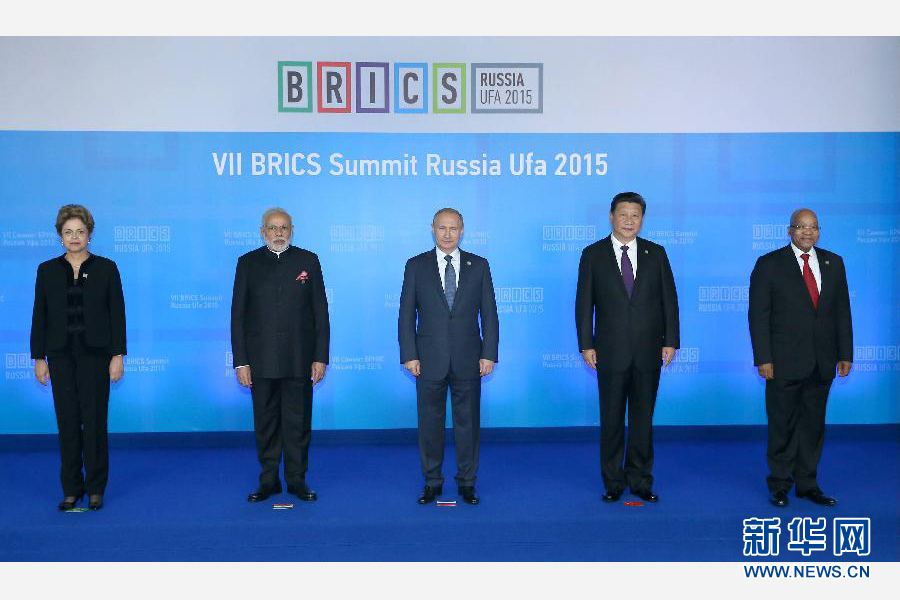 7月9日，金磚國(guó)家領(lǐng)導(dǎo)人第七次會(huì)晤在俄羅斯烏法舉行。中國(guó)國(guó)家主席習(xí)近平、俄羅斯總統(tǒng)普京、巴西總統(tǒng)羅塞夫、印度總理莫迪、南非總統(tǒng)祖馬出席。這是金磚國(guó)家領(lǐng)導(dǎo)人集體合影。新華社記者 龐興雷 攝
