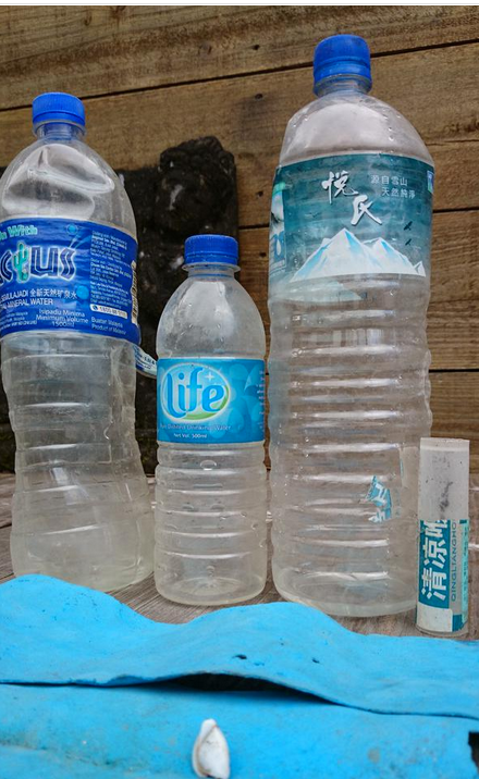 MH370之謎新證據(jù)？留尼汪島現(xiàn)兩馬來礦泉水瓶 一中國藥膏