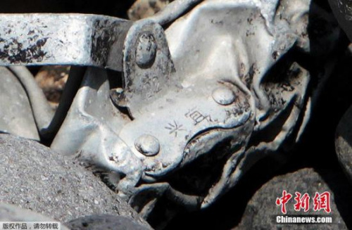 圖為疑似飛機(jī)金屬殘片上刻有中文“宜興”兩字。