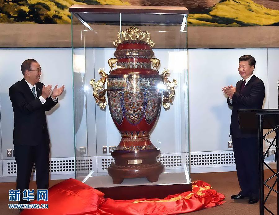 9月27日，國(guó)家主席習(xí)近平在紐約出席中國(guó)向聯(lián)合國(guó)贈(zèng)送“和平尊”儀式。聯(lián)合國(guó)秘書(shū)長(zhǎng)潘基文出席。 新華社記者 李濤 攝 