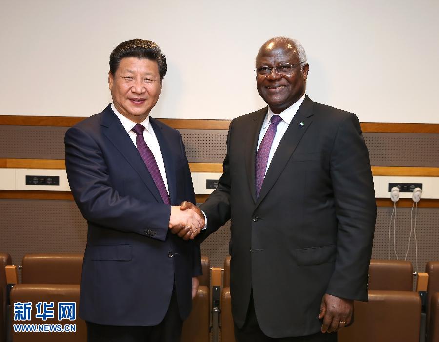 9月27日，國家主席習近平在紐約會見塞拉利昂總統(tǒng)科羅馬。新華社記者 龐興雷 攝 