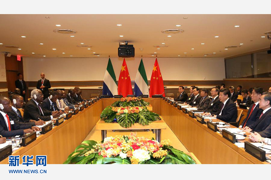 9月27日，國家主席習近平在紐約會見塞拉利昂總統(tǒng)科羅馬。新華社記者 龐興雷 攝